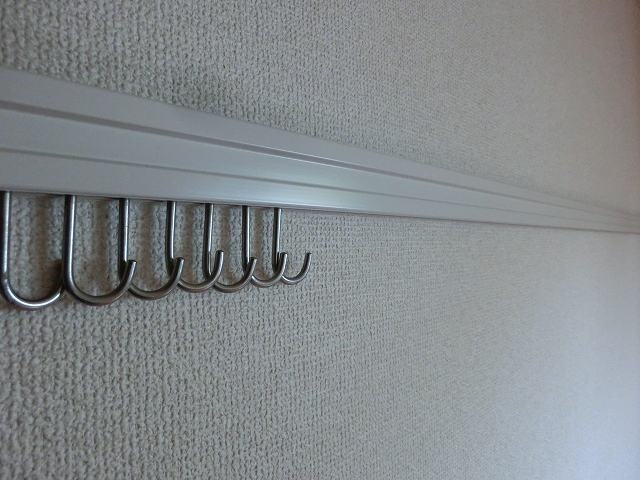 その他　壁への穴あけ不要で写真や絵が飾れるピクチャーレール