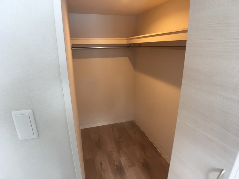 収納　クローゼットを開けてみました。奥行きがありますね。