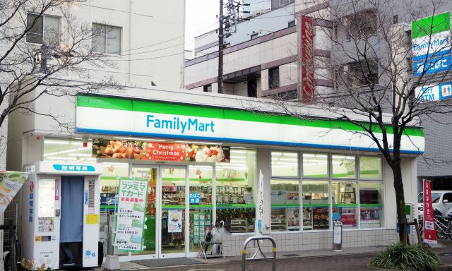 コンビニ　ファミリーマート（コンビニ）まで200m