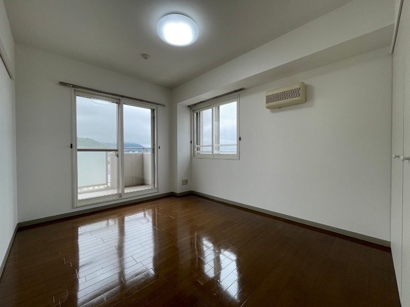 その他部屋・スペース　寝室はこちらです。光が差し込む、温かみのあるお部屋です。