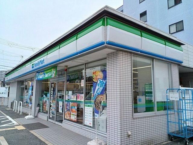 コンビニ　ファミリーマート様（コンビニ）まで270m
