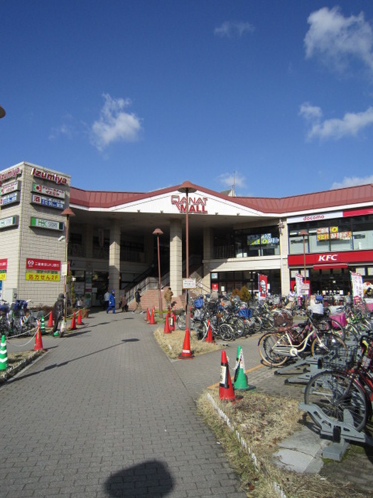 スーパー　デイリーカナートイズミヤ（スーパー）まで775m