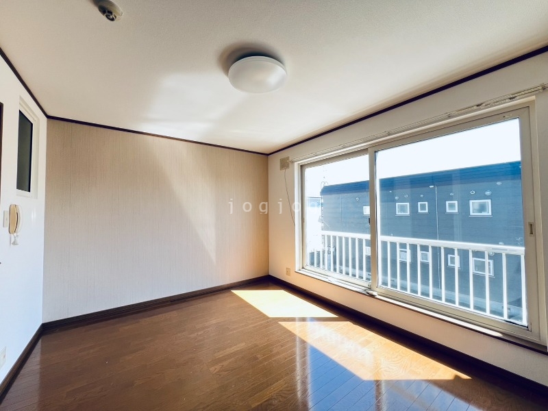 居室・リビング　日当たりの良い広々としたお部屋です。