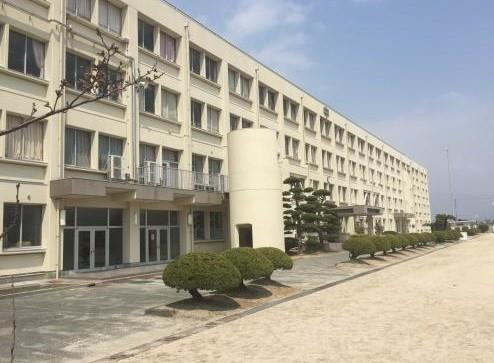 中学校　華陽中学校（中学校）まで2600m