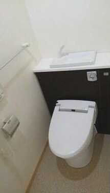 トイレ　温水洗浄便座付きのトイレです。