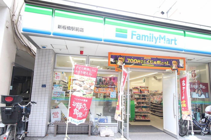 コンビニ　ファミリーマート 新板橋駅前店（コンビニ）まで432m