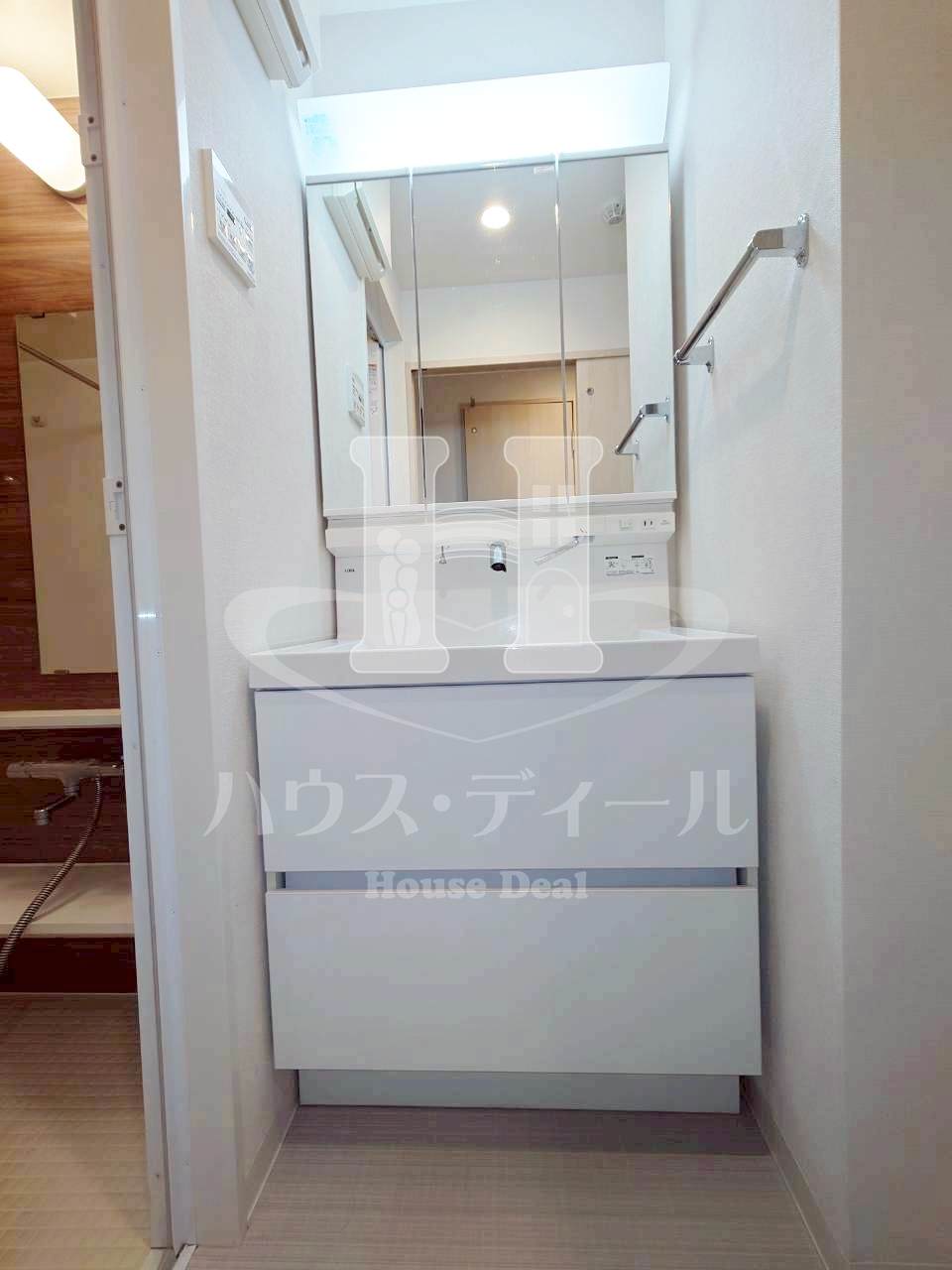 洗面設備　独立洗面台、小物を置くことができて便利です