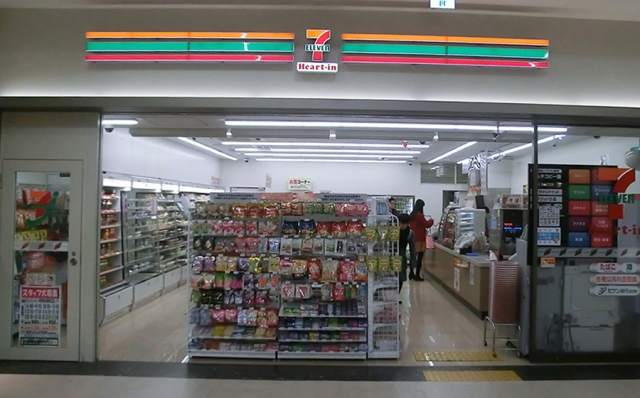コンビニ　セブンイレブン ハートインJR摂津本山駅改札口店（コンビニ）まで324m