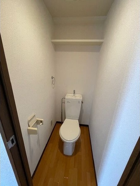 トイレ　※写真は同じマンションの違う部屋のものになります。