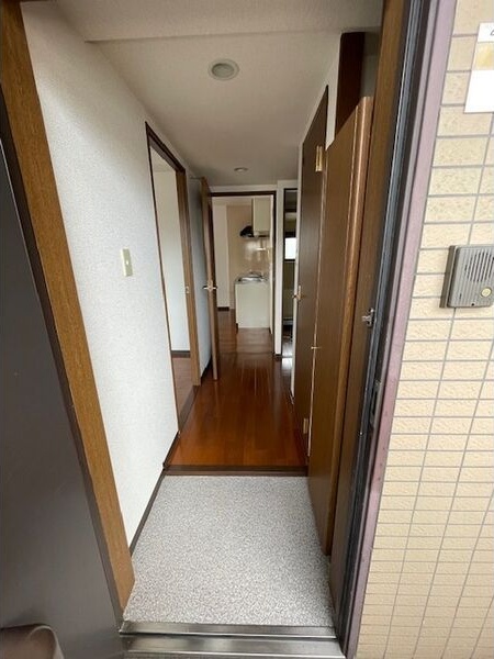 玄関　※写真は同じマンションの違う部屋のものになります。