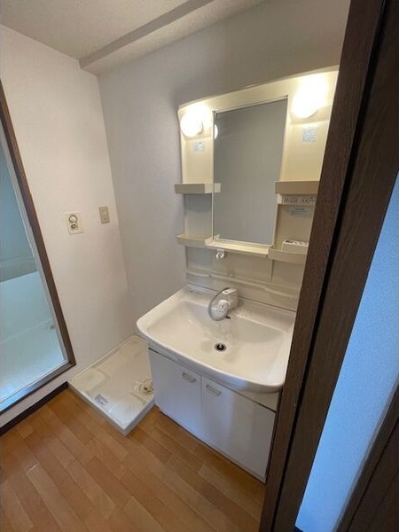 洗面設備　※写真は同じマンションの違う部屋のものになります。