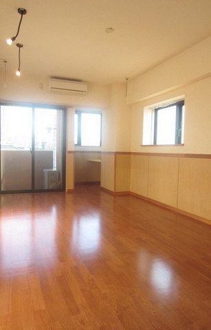 居室・リビング　２面採光の広いお部屋