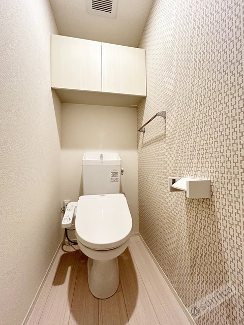 トイレ　人気アイテムの温水洗浄便座。清潔感のあるトイレです。