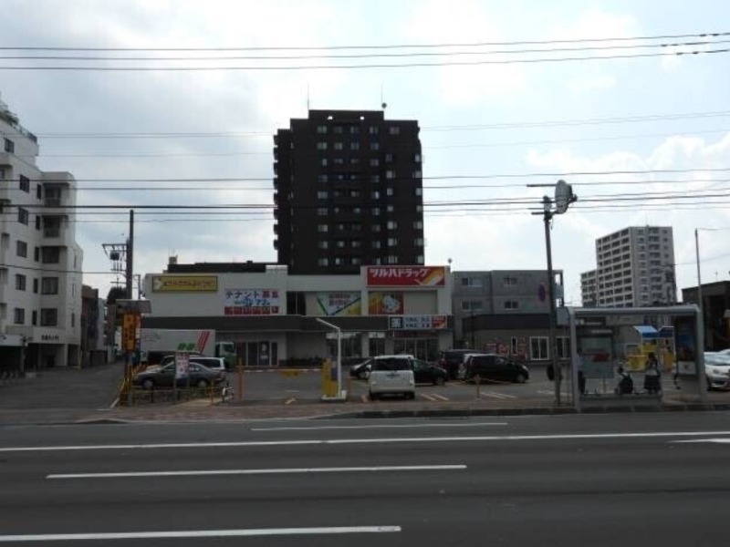 ドラックストア　ツルハドラッグ麻生店（ドラッグストア）まで342m