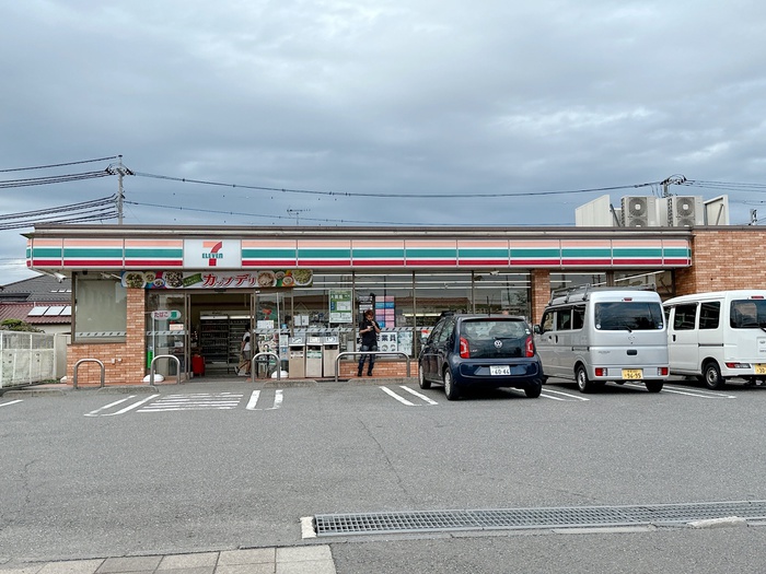 コンビニ　セブンイレブン（コンビニ）まで136m