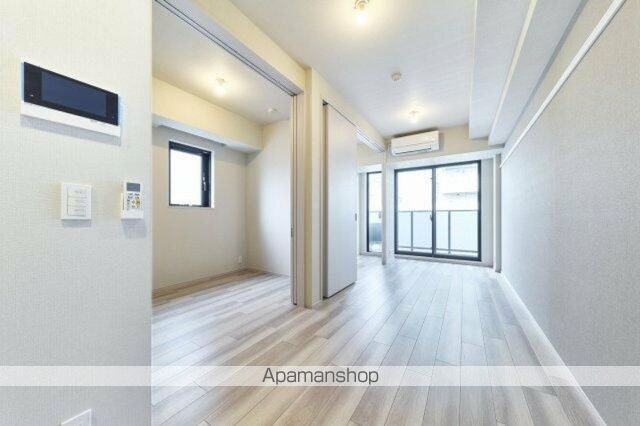 ＪＲ総武線快速 新日本橋駅 徒歩5分 10階建 築2年の居間写真