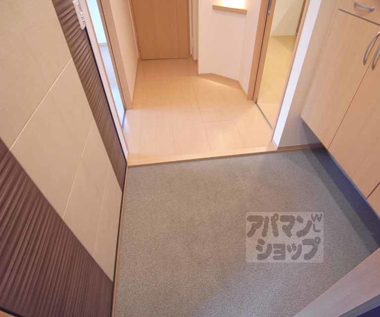 玄関　靴箱付き広めの玄関です。