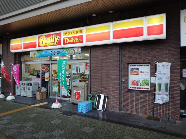 コンビニ　デイリーヤマザキ 阪神尼崎駅前店（コンビニ）まで335m
