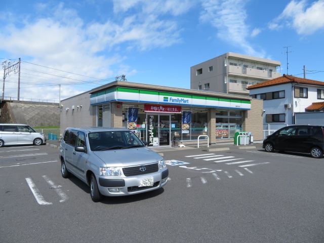 コンビニ　ファミリーマート瑞穂牛牧店（コンビニ）まで700m