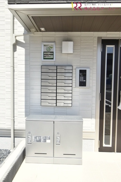エントランス　集合ポスト、　宅配ボックス