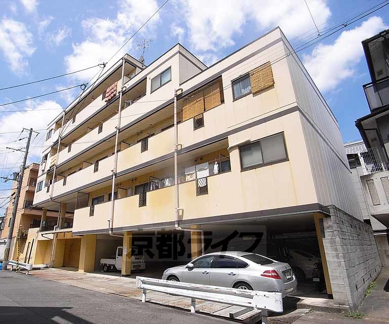 建物外観　黄色が特徴的な外観です。