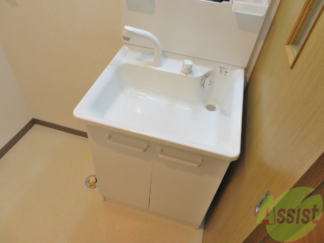 洗面設備　洗面台は、綺麗な白ですね。収納もあっていいですね