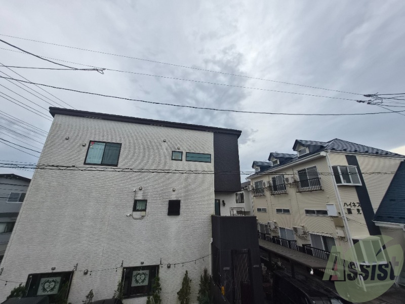 バルコニー　窓からは綺麗で大きな空が良く見えます。
