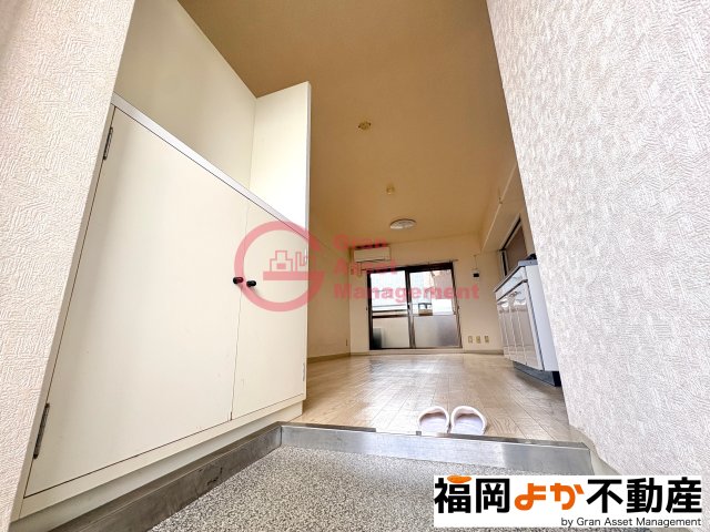 玄関　収納もある玄関です