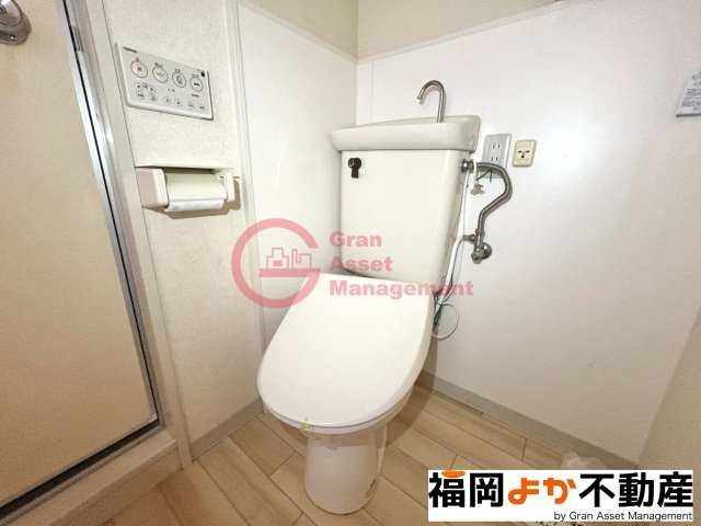 トイレ　落ち着いた色調のトイレです