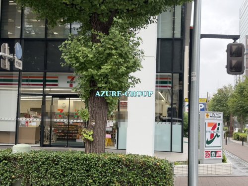 コンビニ　セブンイレブン新横浜3丁目店（コンビニ）まで305m