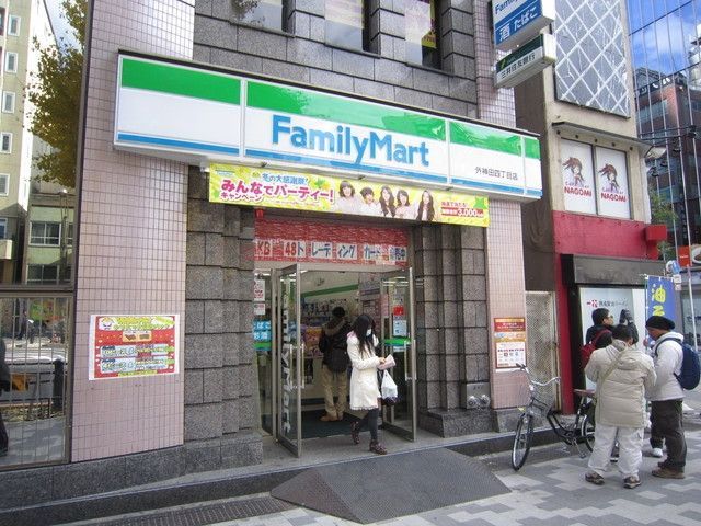 コンビニ　ファミリーマート（コンビニ）まで159m