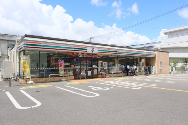 コンビニ　セブンイレブン高知若草町店（コンビニ）まで394m