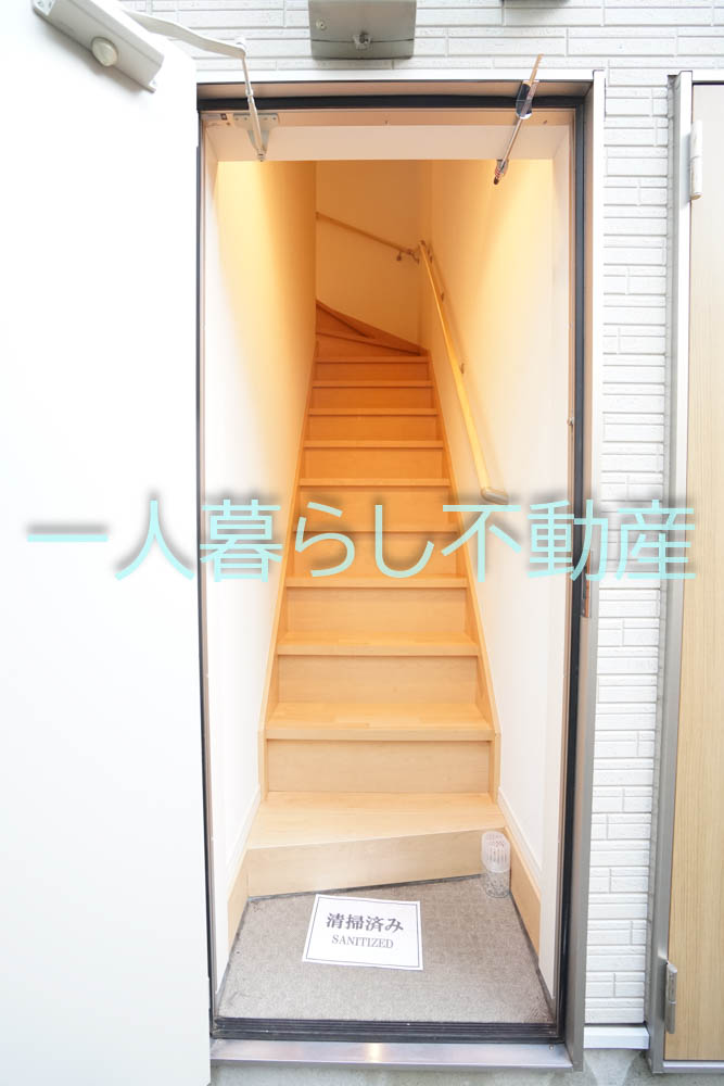その他部屋・スペース　玄関からすぐ階段でお部屋に