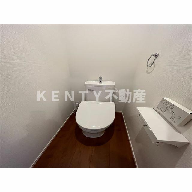 トイレ　落ち着いた色調のトイレです