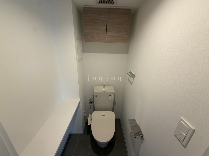 トイレ　嬉しい温水洗浄便座付きのトイレです。