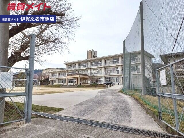小学校　伊賀市立三訪小学校（小学校）まで776m