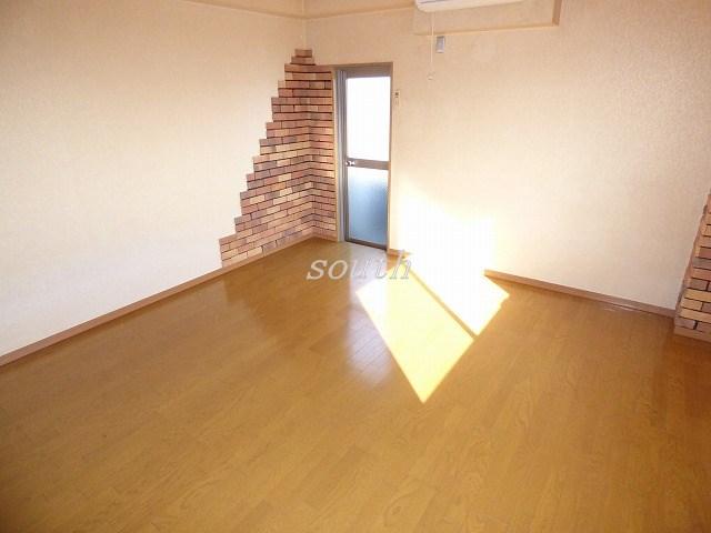 エスト勝山の居間写真