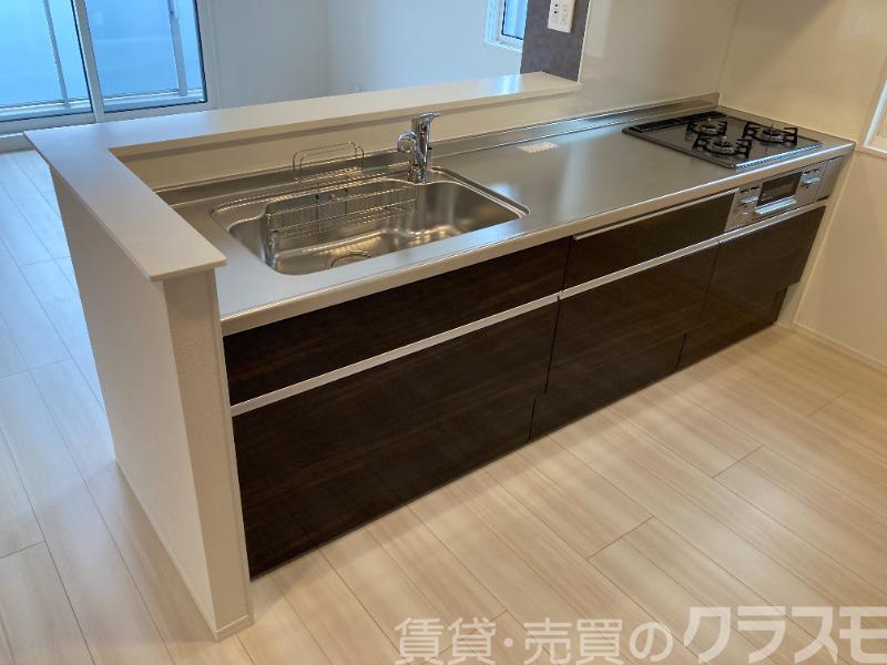 キッチン　効率よくお料理できる３口コンロ付き♪