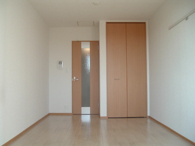 その他部屋・スペース　南東向き日当り良好　ゆったり洋室８．１帖