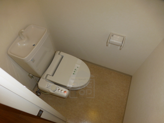 地下鉄御堂筋線 江坂駅 徒歩5分 10階建 築24年のトイレ写真