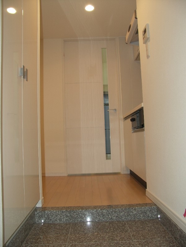 玄関　※別部屋参考写真