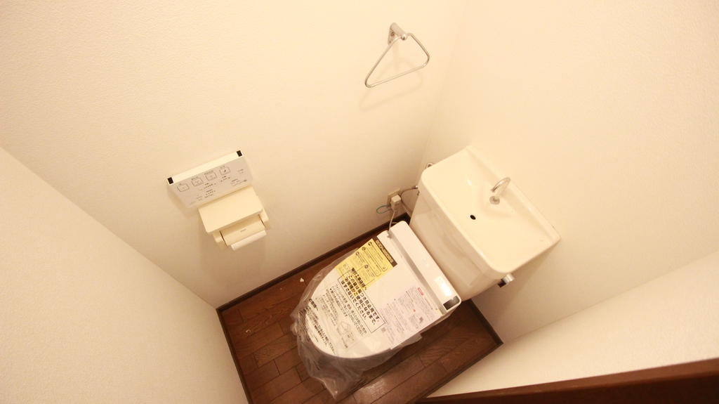 トイレ　温水洗浄便座付きです！