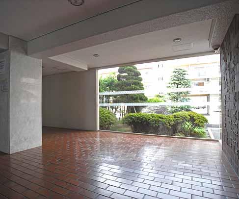 【京都市伏見区深草一ノ坪町のマンションのロビー】