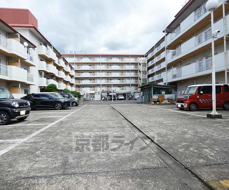 【京都市伏見区深草一ノ坪町のマンションの駐車場】