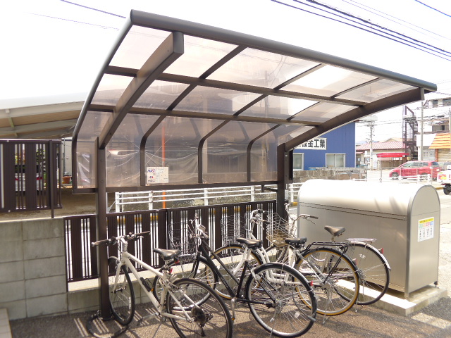 その他　雨の日も安心の屋根付きサイクルポート