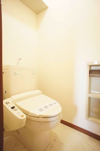トイレ　冬もあたたかい温水暖房便座を完備