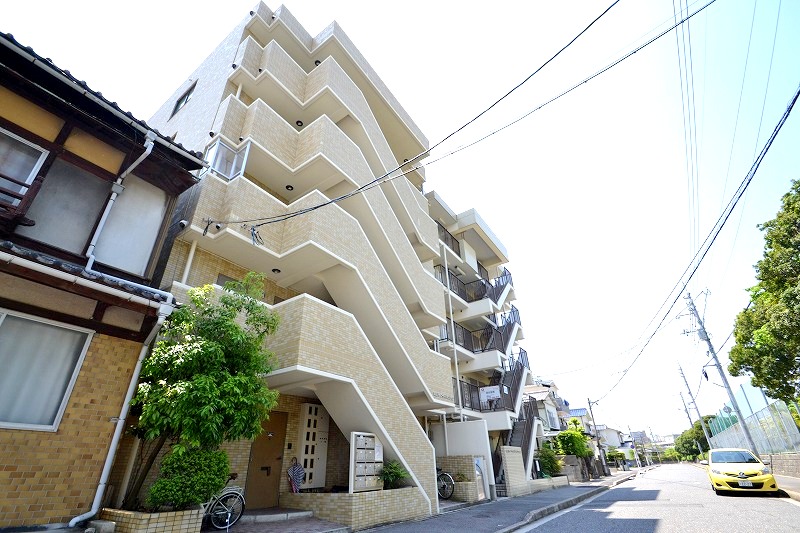 【広島市西区草津南のマンションのエントランス】