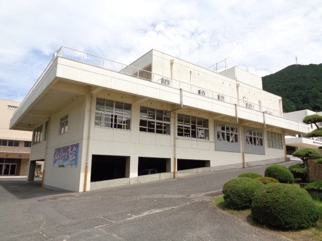 中学校　四国中央市立三島西中学校（中学校）まで950m