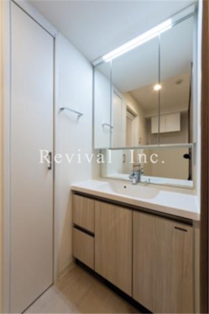 洗面設備　毎日の身だしなみチェックに必須ですね