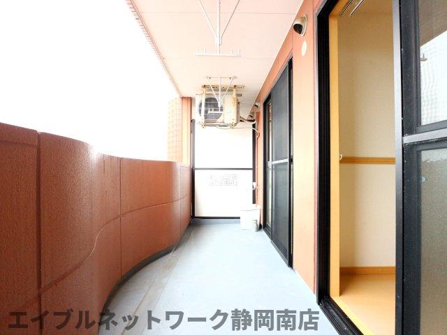 バルコニー　暖かな日差しのふりそそぐバルコニー